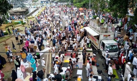 Massa Tahlil 266 menggelar salat dzuhur berjamaan di depan kantor Kementerian Pariwisata, Jakarta Pusat, Rabu (26/6).