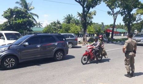 Satpol PP amankan sejumlah titik tempat putar arah untuk mengantisipasi keberadaan pak ogah atau polisi cepek.