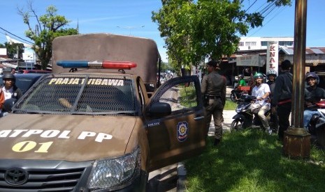 Satpol PP Kota Padang amankan sejumlah titik tempat putar arah di jalanan Kota Padang untuk mengantisipasi keberadaan pak ogah atau polisi cepek, Rabu (26/6). 