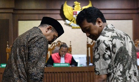 Menteri Agama Lukman Hakim Saifuddin (kiri) dan mantan Ketua Umum PPP Muhammad Romahurmuziy bersiap memberikan kesaksian dalam sidang kasus suap jual beli jabatan di lingkungan Kementerian Agama dengan terdakwa Haris Hasanuddin dan Muafaq Wirahadi di Pengadilan Tipikor, Jakarta, Rabu (26/6/2019).