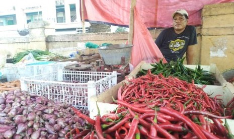 Pedagang sayuran di Pasar Induk Rau (PIR), Robani (37), yang menuturkan bahwa komoditas cabai merah keriting di lapaknya masih tinggi, Rabu (26/6). 