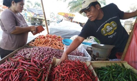 Pedagang sayuran di Pasar Induk Rau (PIR), Robani (37), yang menuturkan bahwa komoditas cabai merah keriting di lapaknya masih tinggi, Rabu (26/6). 