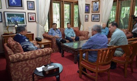 Wakil Presiden RI Jusuf Kalla usai menyambangi Presiden keenam RI Susilo Bambang Yudhoyono (SBY) di kediaman pribadinya di Cikeas, Bogor, Rabu (26/6).