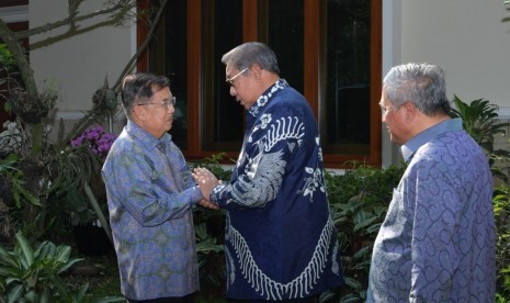 Wakil Presiden RI Jusuf Kalla usai menyambangi Presiden keenam RI Susilo Bambang Yudhoyono (SBY) di kediaman pribadinya di Cikeas, Bogor, Rabu (26/6).