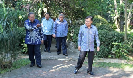 Wakil Presiden RI Jusuf Kalla usai menyambangi Presiden keenam RI Susilo Bambang Yudhoyono (SBY) di kediaman pribadinya di Cikeas, Bogor, Rabu (26/6).