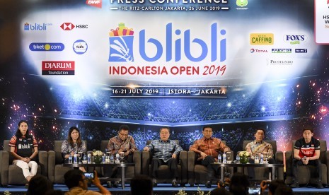 Ketua Umum PP PBSI Wiranto (ketiga kanan) bersama Ketua Panitia Pelaksana Blibli Indonesia Open 2019 Achmad Budiharto (ketiga kiri), Chief Executive Officer Blibli.com Kusumo Martanto (tengah), Kepala Bidang Pembinaan dan Prestasi PP PBSI Susy Susanti (kedua kiri), atlet bulutangkis Indonesia Kevin Sanjaya (kanan) dan Gloria Widjaja (kiri) menggelar konferensi pers jelang Blibli Indonesia Open 2019 di Jakarta, Rabu (26/6/2019). 