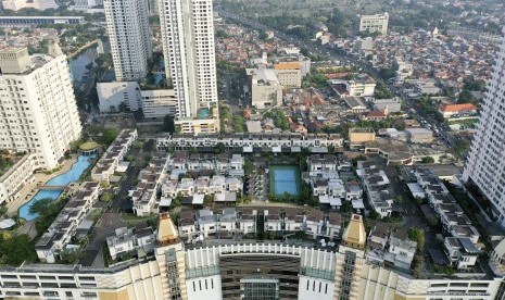 Foto aerial suasana perumahan yang berada di atas mal Thamrin City, Jakarta, Rabu (26/6/2019).