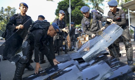 Personel Brimob Polri bersiap melakukan pengamanan di sekitar Gedung Mahkamah Konstitusi (MK), Jakarta, Kamis (27/6/2019)