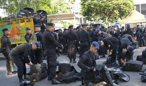 Personel Brimob Polri bersiap melakukan pengamanan di sekitar Gedung Mahkamah Konstitusi (MK), Jakarta, Kamis (27/6/2019)