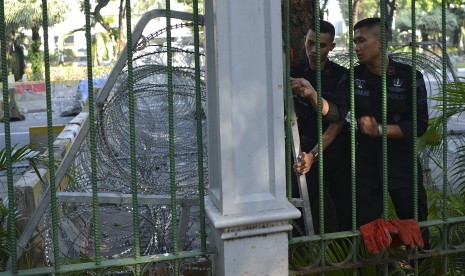 Personel Brimob Polri bersiap melakukan pengamanan di sekitar Gedung Mahkamah Konstitusi (MK), Jakarta, Kamis (27/6/2019)