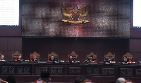 Majelis hakim MK membacakan putusan sidang perselisihan hasil pemilihan umum (PHPU) presiden dan wakil presiden 2019 di gedung Mahkamah Konstitusi, Jakarta, Kamis (27/6).