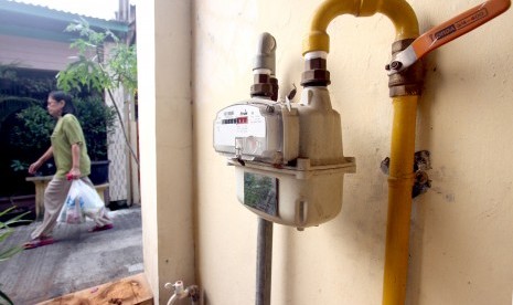 Warga berjalan di samping meteran jaringan gas rumah tangga di kawasan Depok Timur, Kota Depok, Jawa Barat, Kamis (27/6/2019). Pemerintah menjadwal ulang pembanguan jaringan gas bumi untuk rumah tangga (jargas) ke tahun 2021.