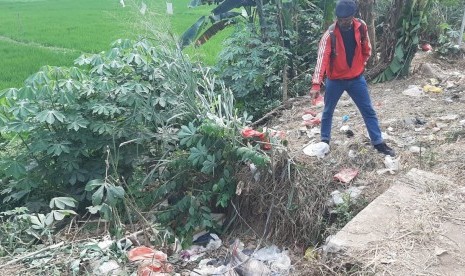 Titik penemuan mayat perempuan dengan kondisi kaki dan tangan tetikat di Kampung Kedaung, Kelurahan Kemuning, Mustikajaya, Kota Bekasi, Kamis (27/6). 