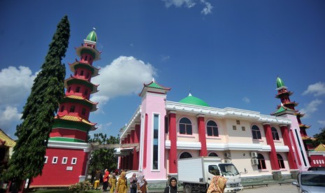 Warga mengunjungi Masjid Chengho di Palembang, Sumatera Selatan, Kamis (27/6/2019). 