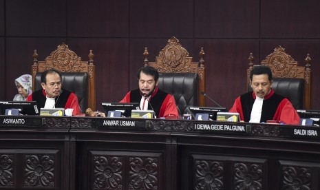 Ketua Mahkamah Konstitusi (MK) Anwar Usman (tengah) menskors sidang Perselisihan Hasil Pemilihan Umum (PHPU) Presiden dan Wakil Presiden 2019 di gedung Mahkamah Konstitusi, Jakarta, Kamis (27/6/2019).