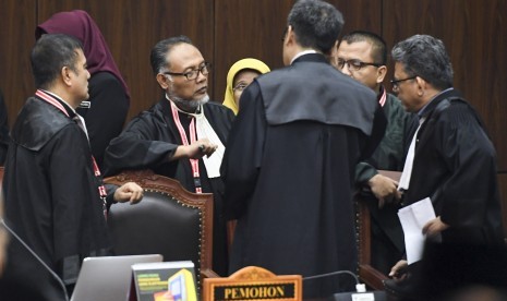 Tim kuasa hukum pasangan calon presiden dan calon wakil presiden nomor urut 02 selaku pemohon berdiskusi saat sidang Perselisihan Hasil Pemilihan Umum (PHPU) Presiden dan Wakil Presiden 2019 diskors majelis hakim di gedung Mahkamah Konstitusi, Jakarta, Kamis (27/6/2019).