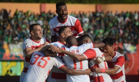 Pesepak bola Madura United (MU) melakukan selebrasi usai mencetak gol ke gawang Persebaya dalam laga perempat final Piala Indonesia leg ke-2 di Stadion Gelora Madura Ratu Pamelingan (SGMRP) Pamekasan, Jawa Timur, Kamis (27/6/2019).