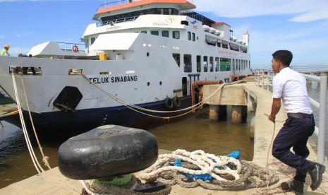 Sejumlah anak buah Kapal Motor Penyeberangan (KMP) Teluk Sinabang membenahi tali pengikat kapal yang putus akibat tingginya gelombang di Pelabuhan Penyeberangan Meulaboh-Sinabang Desa Gampong Teugoh, Samatiga, Aceh Barat, Aceh, Jumat (28/6/2019).