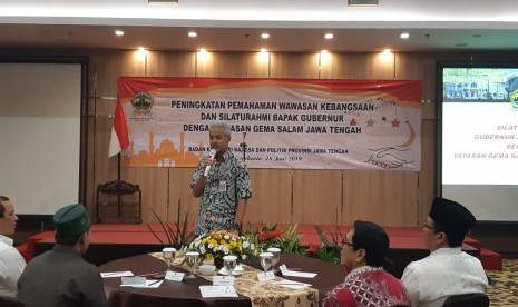 Gubernur Jawa Tengah Ganjar Pranowo saat memberikan sambutan di acara silaturahim dengan para eks narapidana terorisme yang tergabung dalam Yayasan Gema Salam, di Hotel Sala View Solo, Jumat (28/6)