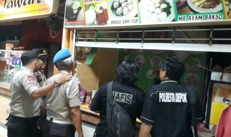 Satu restoran di arena foodcourt lantai 2 pusat perbelanjaan ITC di Jalan Margonda, Kota Depok terbakar, Jumat (28/6), pukul 11.30 WIB. Kebakaran di duga akibat ledakan tabung gas yang sedang di pakai memasak di restoran Top Raos.