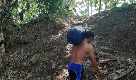 Warga Desa Ridogalih sedang mengambil air di Kali Cihoe yang mulai mengering pada Jumat (28/6). Desa Ridogalih merupakan satu dari tiga desa di Kecamatan Cibarusah, Kabupaten Bekasi, yang dilanda kekeringan sejak dua bulan terakhir. 