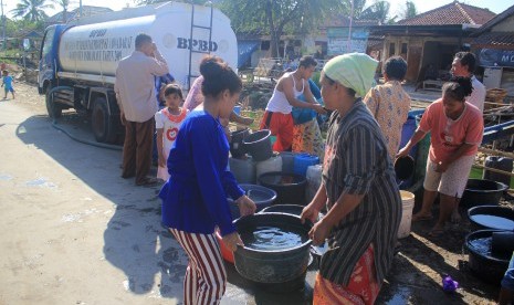 Sejumlah warga antre untuk mendapatkan jatah saat penyaluran air bersih. 