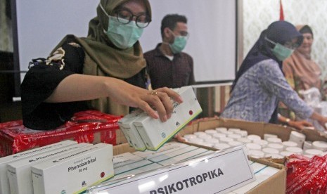 Petugas Balai Besar Pengawasan Obat dan Makanan (BPOM) Padang, memasukkan barang bukti temuan produk obat psikotropika dan obat keras yang diduga ilegal saat jumpa pers di Padang, Sumatera Barat, Jumat (28/6/2019). 