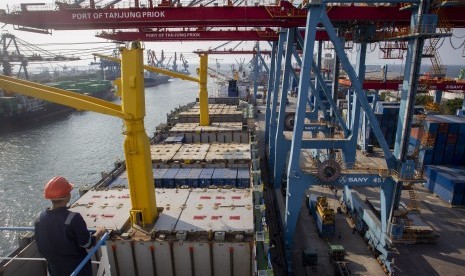 Aktivitas bongkar muat peti kemas di Pelabuhan Tanjung Priok, Jakarta Utara, Jumat (28/6/2019).