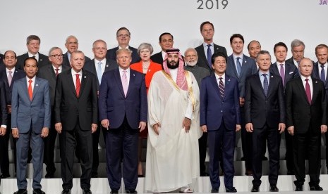 Presiden Joko Widodo (kiri depan) berfoto bersama para pemimpin negara-negara peserta KTT G20 di Osaka Jepang, Jumat (28/06/2019).