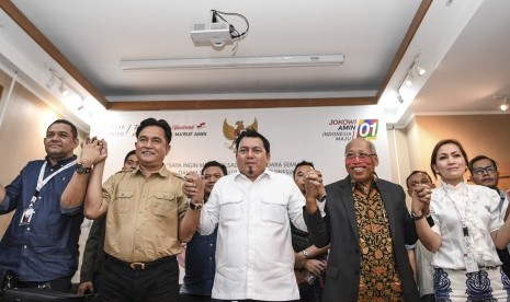 Tim Kuasa Hukum pasangan Calon Presiden dan Calon Wakil Presiden Nomor Urut 01 Yusril Ihza Mahendra (kedua kiri), Ade Irfan Pulungan (tengah), I Wayan Sudirta (kedua kanan) bersama anggota tim kuasa hukum lainnya bergandengan tangan.