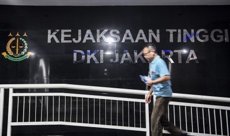 Pegawai melintas di area kantor Kejaksaan Tinggi DKI Jakarta, Jakarta, Jumat (28/6/2019). (Antara/Hafidz Mubarak A)