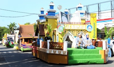 Sejumlah mobil hias mengikuti Pawai Ta'aruf Seleksi Tilawatil Qur'an (STQ) Nasional XXV saat melintasi Jalan KH Wahid Hasyim di Pontianak, Kalimantan Barat, Sabtu (29/6/2019). 