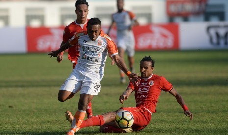 Pesepak bola Persija Jakarta Rohit Chand (kanan) berebut bola dengan pesepak bola Borneo FC Terens Puhiri (kiri) dalam pertandingan semifinal leg pertama Piala Indonesia di Stadion Wibawa Mukti, Cikarang, Kabupaten Bekasi, Jawa Barat, Sabtu (29/6/2019).