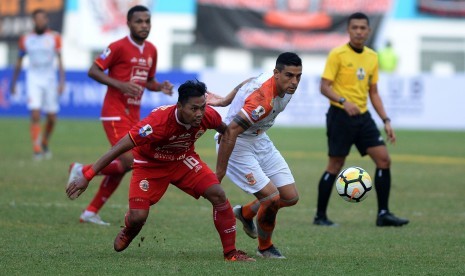 Pesepak bola Persija Jakarta Tony Sucipto (kiri) berebut bola dengan pesepak bola Borneo FC Matias Ruben Conti (kanan) dalam pertandingan semifinal leg pertama Piala Indonesia di Stadion Wibawa Mukti, Cikarang, Kabupaten Bekasi, Jawa Barat, Sabtu (29/6/2019).