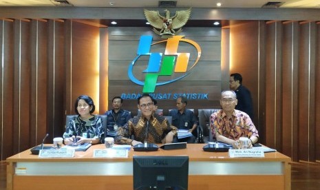 Kepala BPS Suhariyanto (tengah) dalam konferensi pers di kantornya, Jakarta, Senin (1/7).