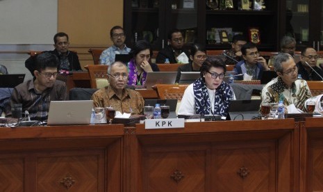 Ketua KPK Agus Rahardjo (kedua kiri), bersama Wakil Ketua KPK, Laode M Syarif (kiri), Basaria Panjaitan (kedua kanan) dan Alexander Marwata (kanan) mengikuti rapat dengar pendapat dengan Komisi III DPR di Kompleks Parlemen, Senayan, Jakarta, Senin (1/7/2019).