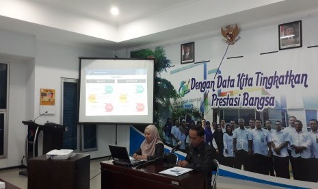 Kepala Badan Pusat Statistik (BPS), Sunaryo (kanan) menjelaskan deflasi  Kota Malang selama Juni 2019 di Kantor BPS, Sukun, Kota Malang, Senin  (1/7). 