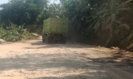 Kondisi jalan kabupaten di Kecamatan Darangdan, Kabupaten Purwakarta, yang rusak terkena imbas proyek KCIC. 