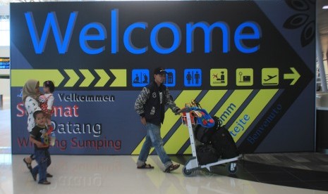 Sejumlah penumpang berada di Bandara Kertajati, Majalengka, Jawa Barat, Senin (1/7/2019). 