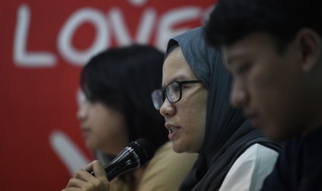 Koordinator Komisi untuk Orang Hilang dan Korban Tindak Kekerasan (Kontras) Yati Andiyani (tengah) bersama Wakil Koordinator bidang Advokasi Putri Kaneshia (kiri) dan Staf bidang Riset dan Dokumentasi Rivanlee Anandar, menyampaikan evaluasi kinerja Polri, di Jakarta, Senin (1/7/2019).