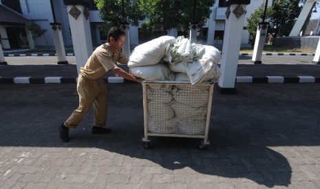 Petugas membawa tumpukan kain sprai saat mempersiapkan fasilitas asrama haji di Asrama Haji Donohudan, Ngemplak, Boyolali, Jawa Tengah