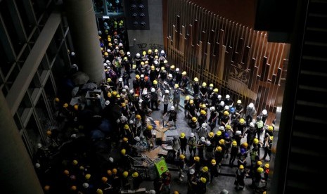  Massa pengunjuk rasa penentang rancangan undang-undang ekstradiksi berhasil masuk ke dalam gedung legislatif Hong Kong, Senin (1/7).