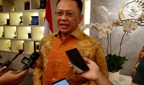 Ketua DPR Bambang Soesatyo menerima kehadiran pengurus Partai Golkar tingkat II kabupaten Riau dan Maluku Tenggara di ruangannya di Kompleks Parlemen Senayan, Jakarta, Selasa (2/7). 