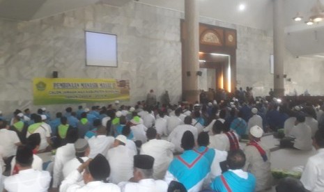 Ratusan calon jamaah haji asal Kabupaten Bandung Tengah mengikuti pembekalan manasik haji di Masjid Al-Fathu, Selasa (2/7). 