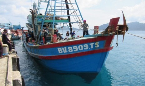 Badan Keamanan Laut (Bakamla) mengamankan satu kapal ilegal asal Vietnam pada Ahad (30/6) di laut Natuna Utara. Kapal tersebut kemudian diserahkan kepada Penyidik Pegawai Negeri Sipil Kementerian Kelautan dan Perikanan pada Senin (1/7) kemarin. 