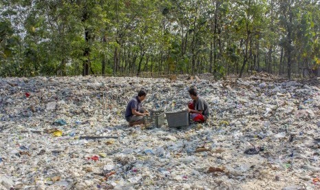 Warga memilah sampah plastik di tumpukan sampah impor di Desa Tamansari, Karawang, Jawa Barat, Senin (1/7/2019).