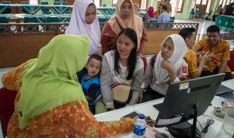 Sosiolog pendidikan dari Universitas Jenderal Soedirman Nanang Martono menilai penerimaan siswa atau peserta didik baru secara daring sangat efektif diterapkan saat situasi pandemi Covid-19 seperti sekarang ini. 