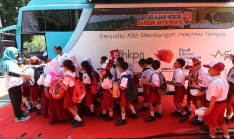 Sejumlah pelajar antre memasuki bus edukasi anti korupsi saat kegiatan bertajuk 'Jelajah Negeri Bangun Antikorupsi' di Nganjuk, Jawa Timur, Selasa (2/7/2019).