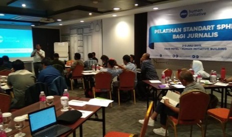 Human Initiative Gelar Pelatihan Sphere untuk Jurnalis--Sedikitnya 26 jurnalis dari media cetak, online dan elektronik mengikuti pelatihan Pengenalan Sphere Bagi Jurnalis.  Sphere bertujuan untuk meningkatkan mutu tindakan organisasi kemanusiaan pada saat bencana terjadi baik itu bencana alam maupun bencana kemanusiaan (konflik) yang berlangsung di Hotel Fave, Kota Depok, Selasa (2/7).