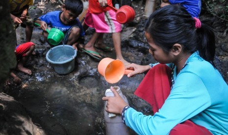 Sejumlah anak mengambil air bersih dari sumur Keramatkasep di Kampung Oteng Pasir, Lebak, Banten, Selasa (2/7/2019). 